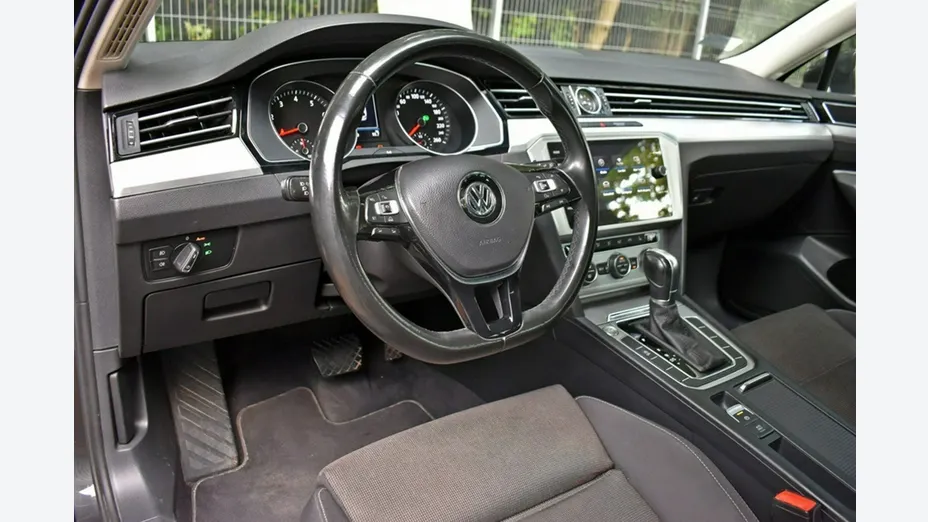 VOLKSWAGEN Passat -