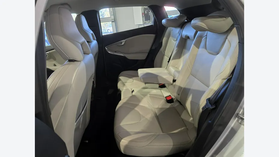 VOLVO V40 -