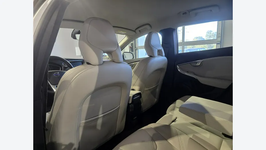 VOLVO V40 -