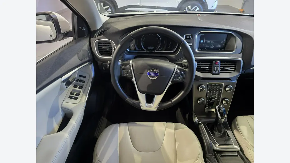 VOLVO V40 -