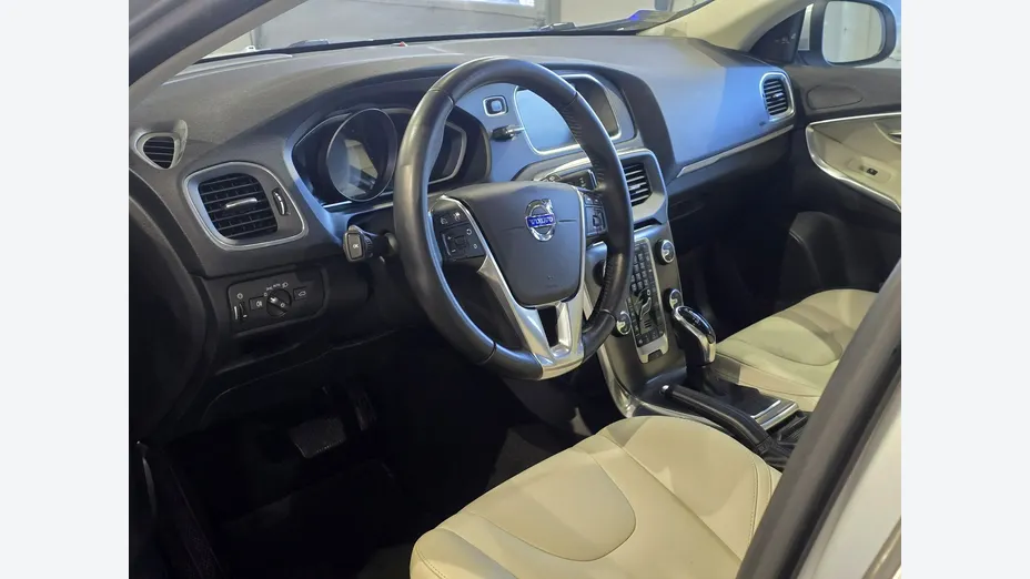 VOLVO V40 -