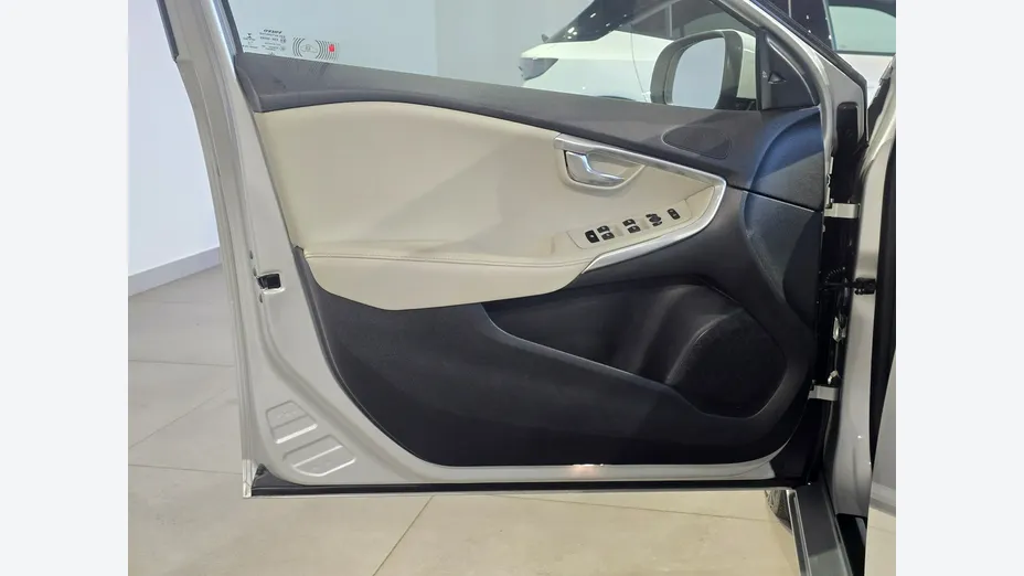 VOLVO V40 -