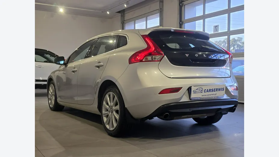 VOLVO V40 -