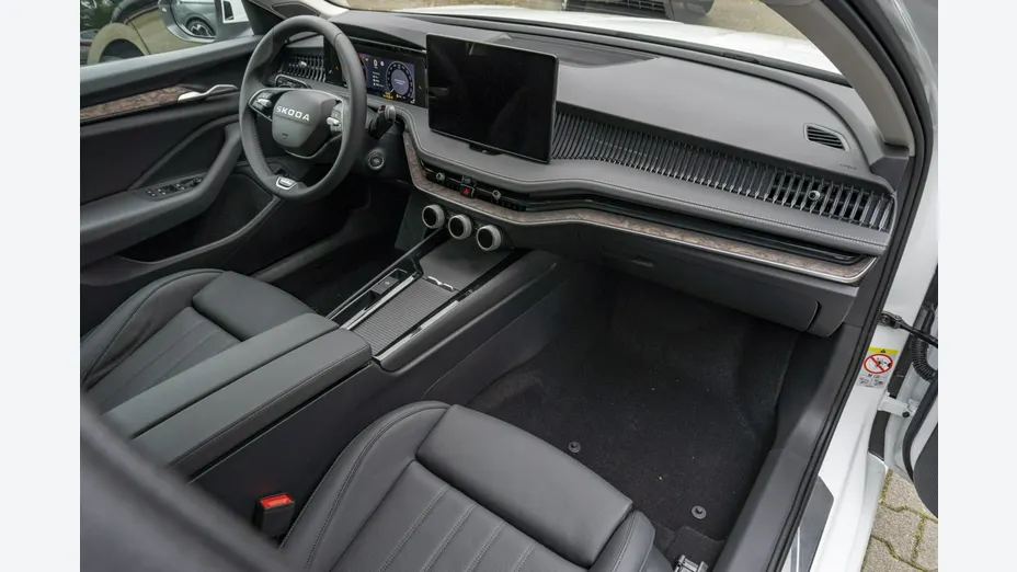 SKODA Superb -
