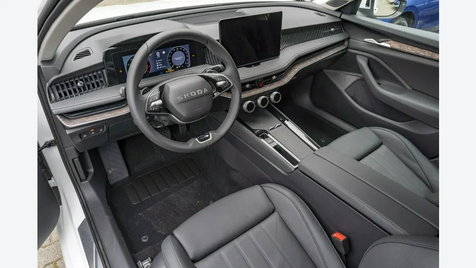 SKODA Superb -