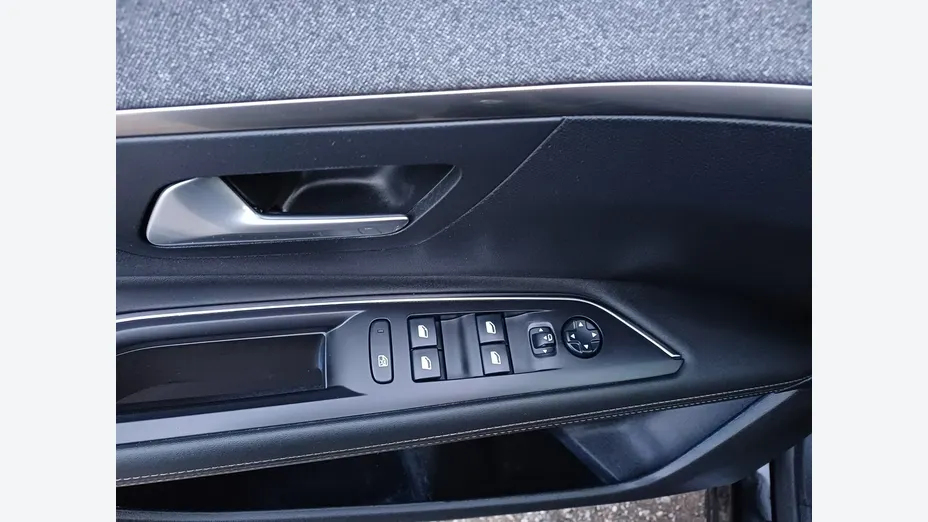 PEUGEOT 3008 -