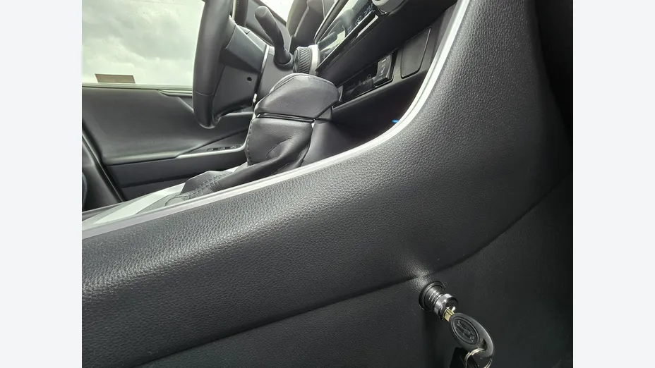 TOYOTA RAV4 -