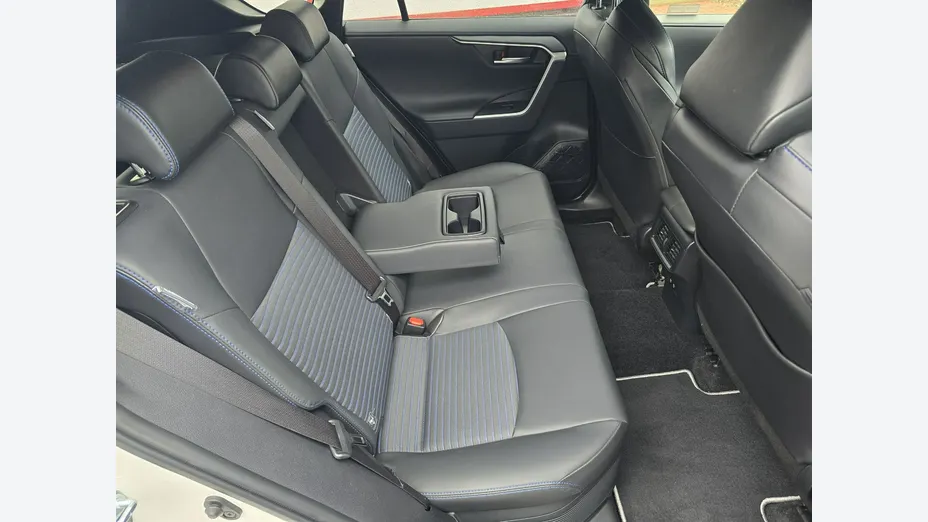 TOYOTA RAV4 -