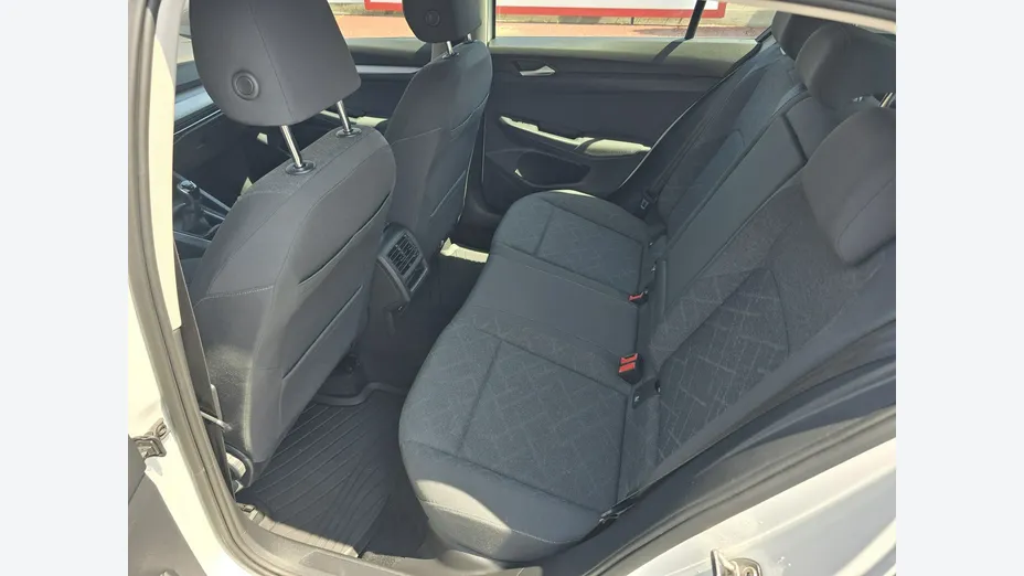 VOLKSWAGEN Golf -