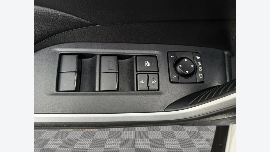 TOYOTA RAV4 -