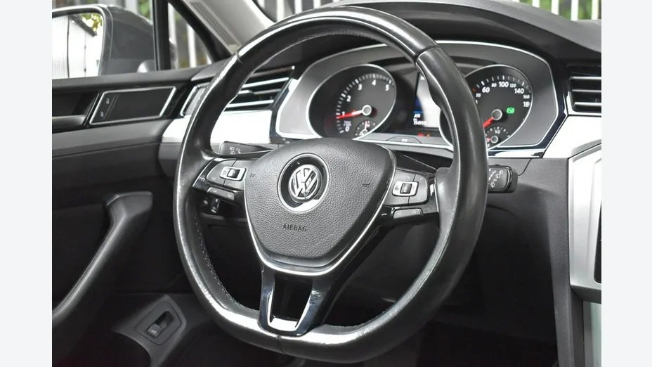 VOLKSWAGEN Passat -