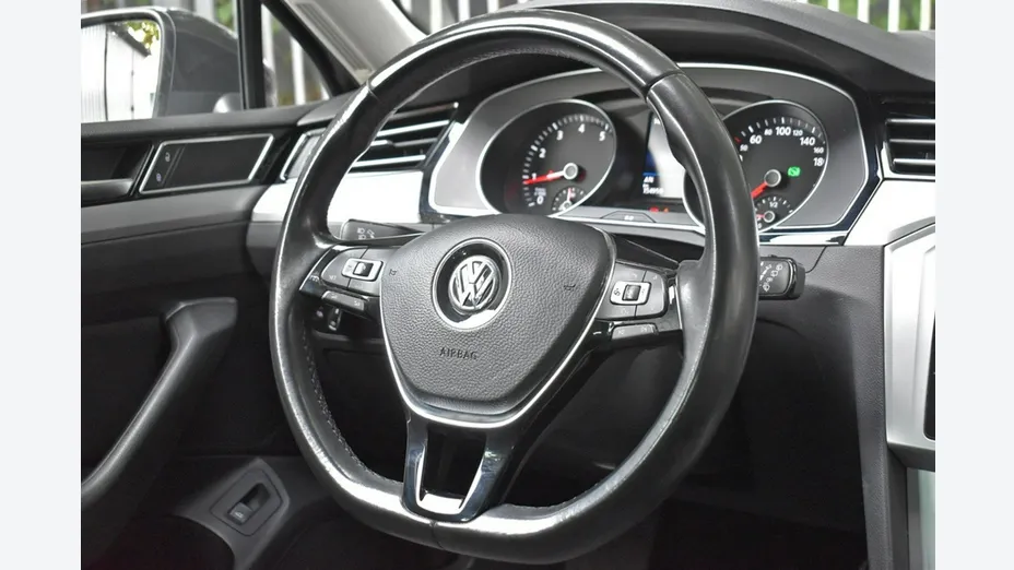 VOLKSWAGEN Passat -