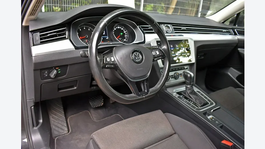 VOLKSWAGEN Passat -