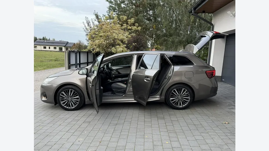 TOYOTA Avensis -