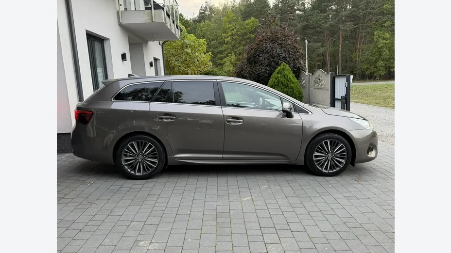 TOYOTA Avensis -