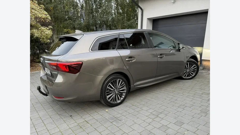 TOYOTA Avensis -