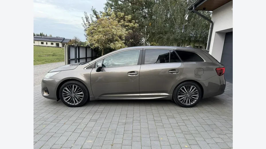 TOYOTA Avensis -