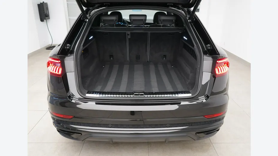 AUDI Q8 -