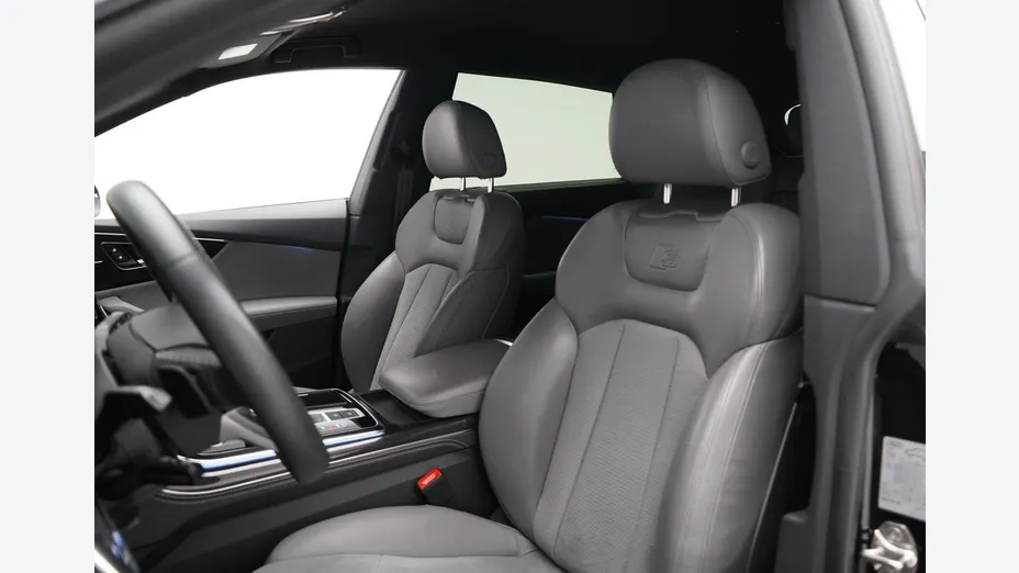 AUDI Q8 -