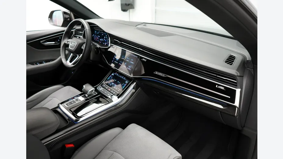 AUDI Q8 -