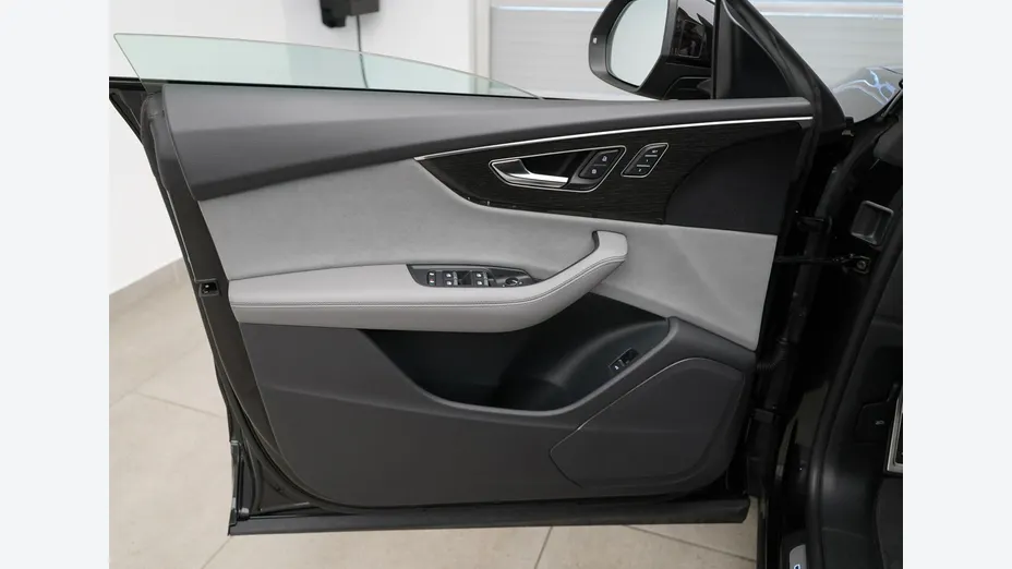 AUDI Q8 -