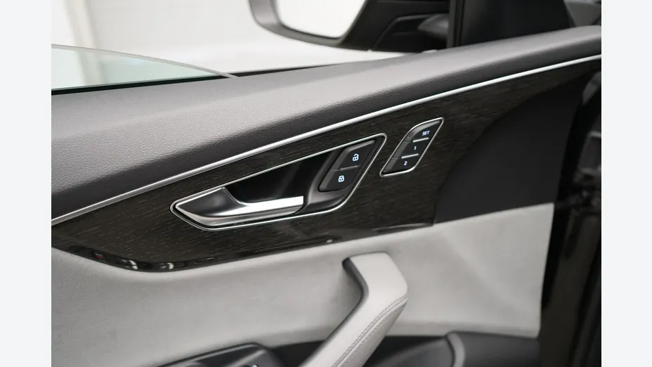 AUDI Q8 -