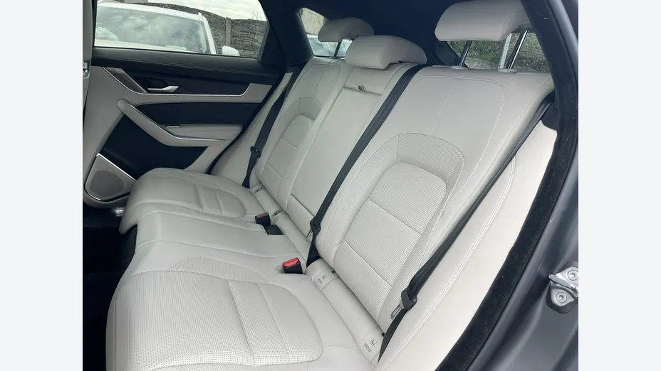 JAGUAR F-Pace -