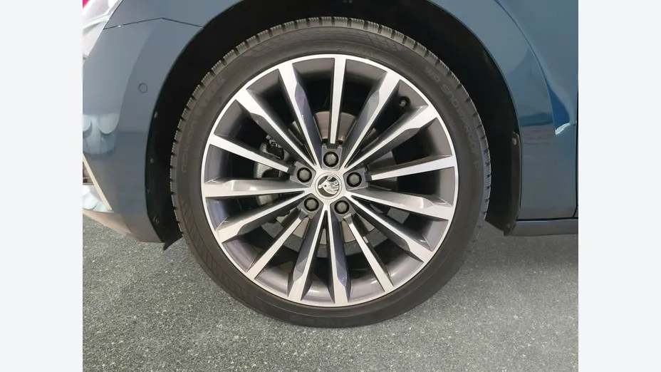 SKODA Superb -