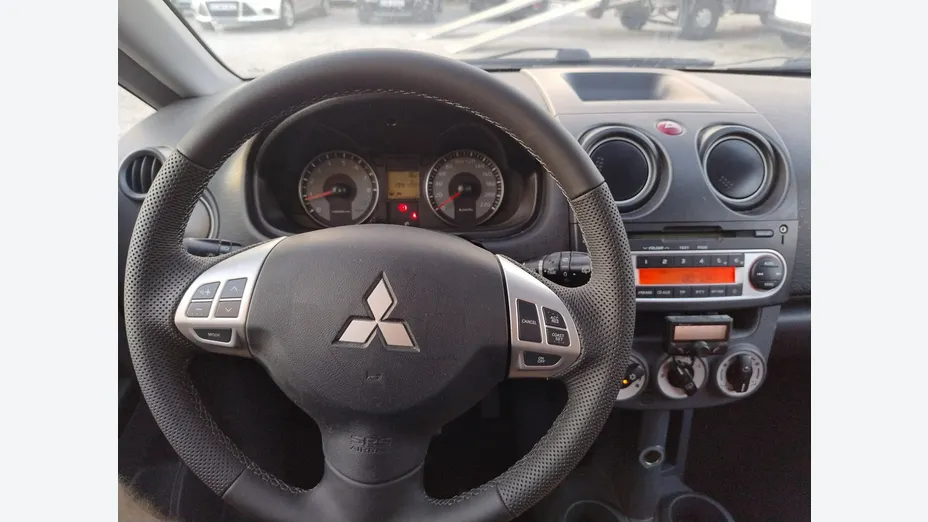 MITSUBISHI Colt -