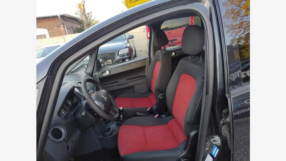 MITSUBISHI Colt -
