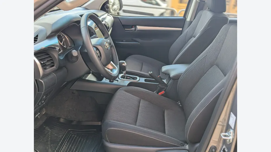 TOYOTA HiLux -