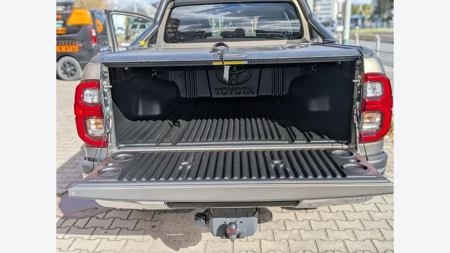 TOYOTA HiLux -