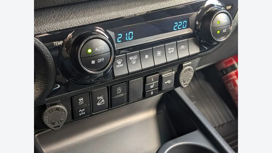 TOYOTA HiLux -