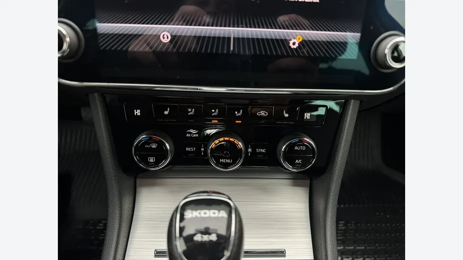 SKODA Superb -