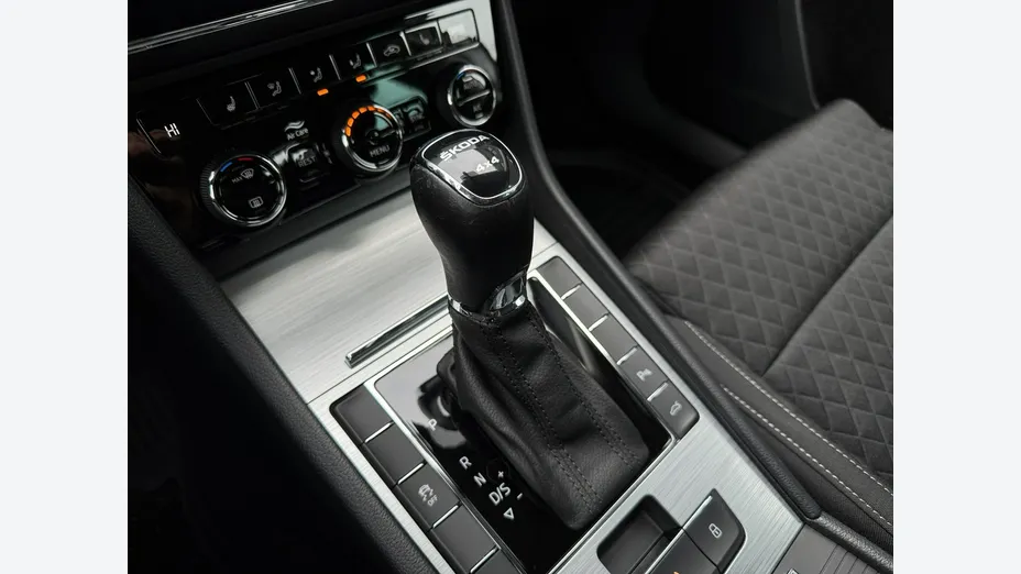 SKODA Superb -