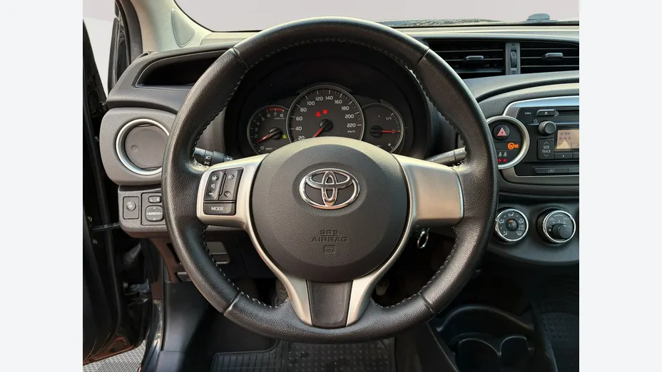 TOYOTA Yaris -