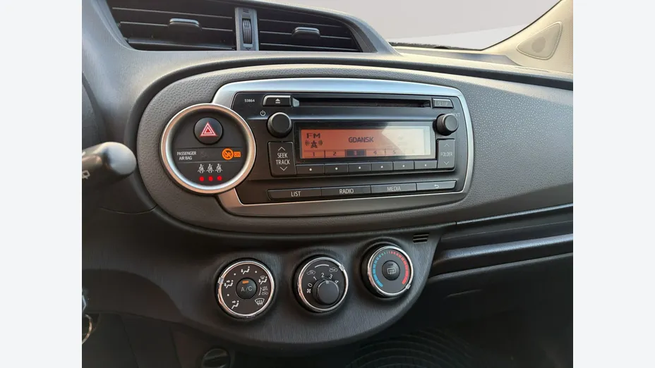 TOYOTA Yaris -