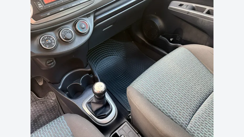 TOYOTA Yaris -