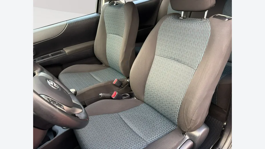 TOYOTA Yaris -