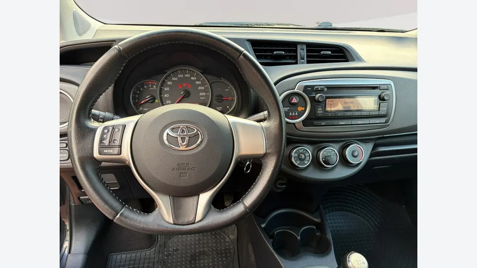 TOYOTA Yaris -