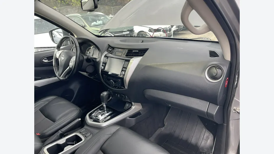 NISSAN Navara -