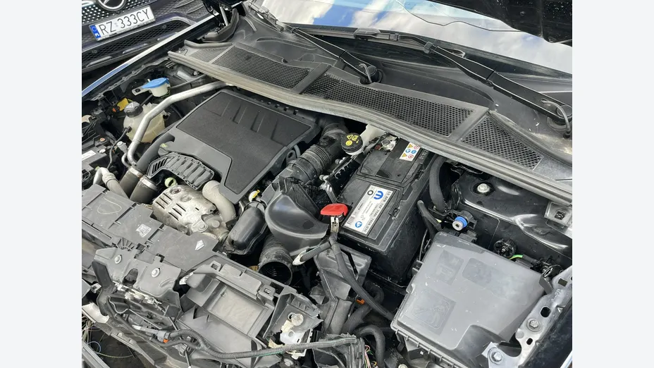 PEUGEOT 408 -