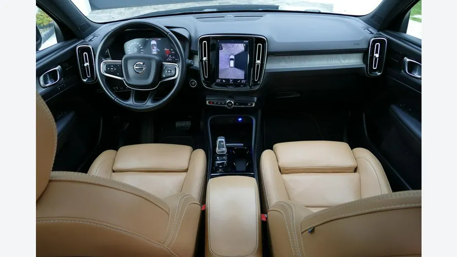 VOLVO XC40 -