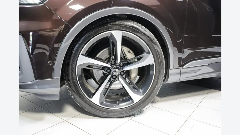AUDI Q7 -