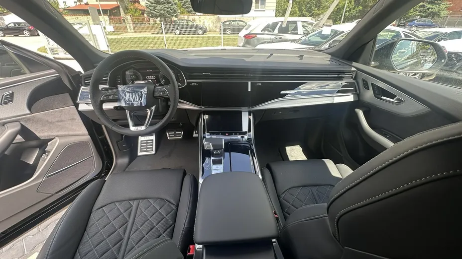AUDI Q8 -
