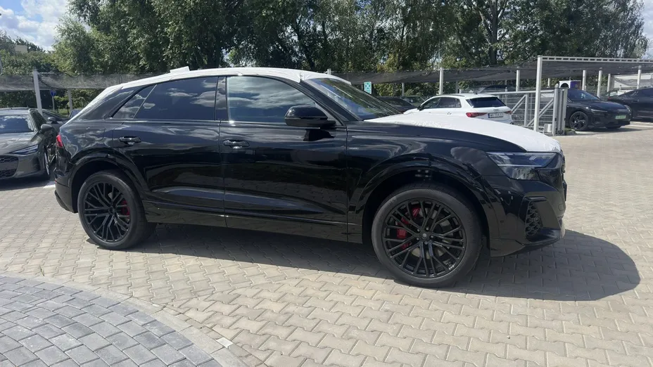 AUDI Q8 -