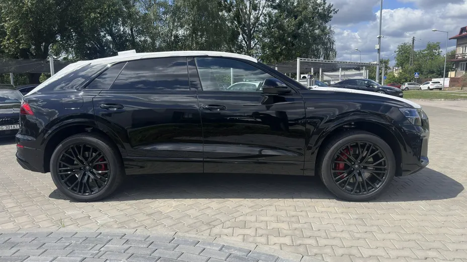 AUDI Q8 -