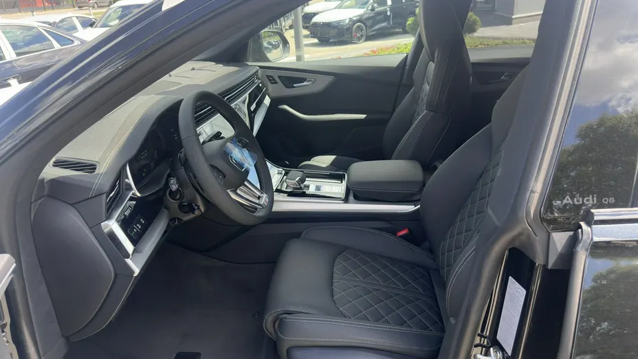 AUDI Q8 -