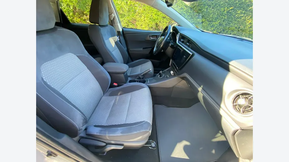 TOYOTA Auris -
