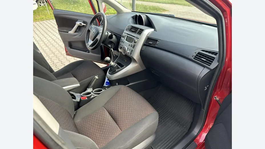TOYOTA Verso -